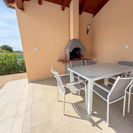 House Lavanda With Pool Pula